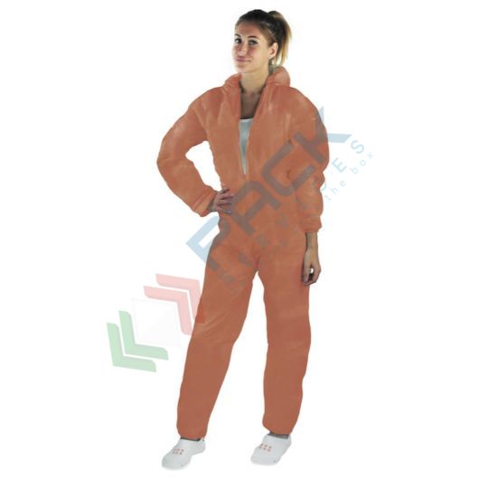 [TUT40-MAXL] Tuta monouso in TNT di polipropilene (PP), 40 g/mq, chiusura con cerniera e cappuccio, conf. 50 pz