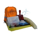 Kit di pronto intervento per acido solforico, portatile, capacità assorbimento 8,5 Lt/neutralizzazione 3,7 Lt, confezionato in zaino con banda catarinfrangente