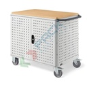 Carrello da officina in lamiera, Mis. 1030 L x 655 P x 868 H mm, 3 ripiani (1 in legno), pannelli forati laterali e posteriore, due porte con serratura a cilindro, colore grigio RAL 7035